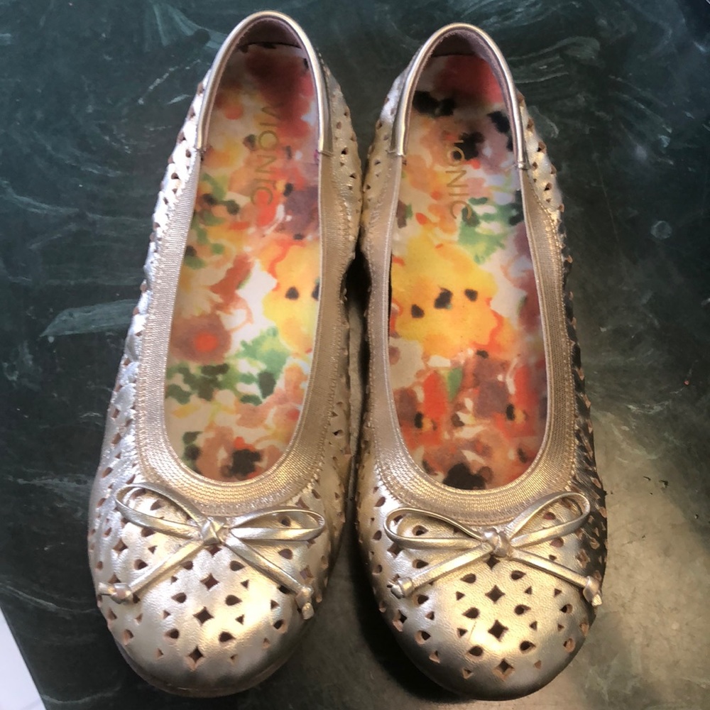 Vionic ballet flats with bow trim